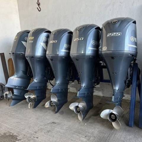 Außenbordmotoren in Reihe aufgestellt