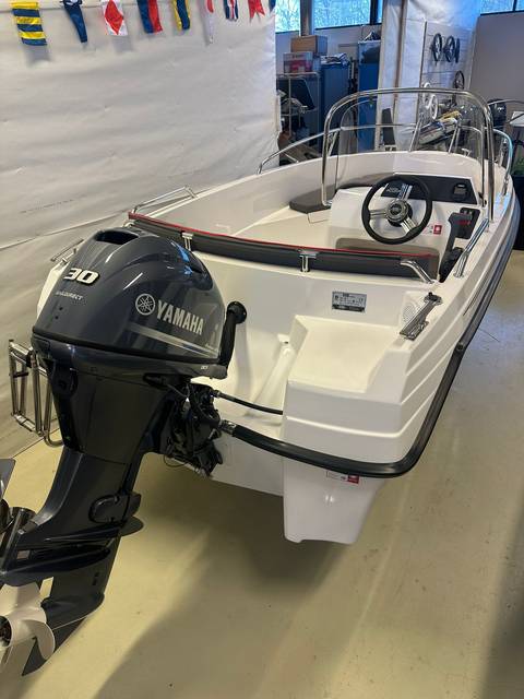 Boot-Cockpit mit Steuerrad