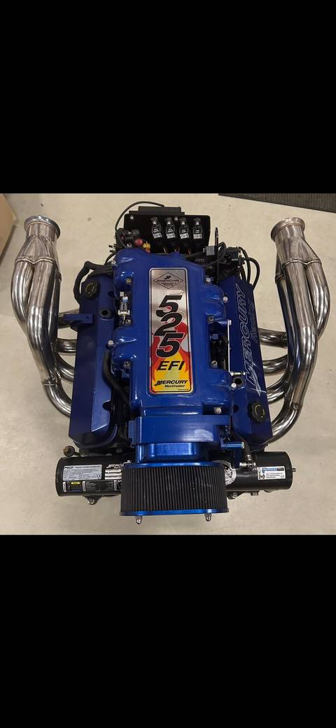 Mercury Motor mit Schalldämpfer